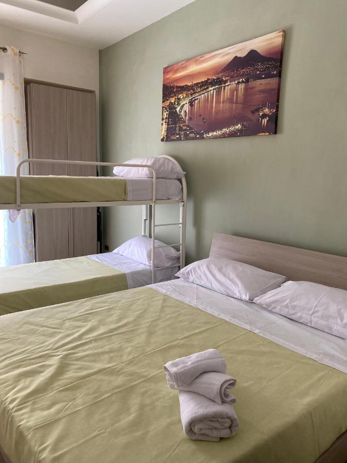Falu Napoli Centro Camera Con Cucina E Bagno Privato Hotel Bagian luar foto