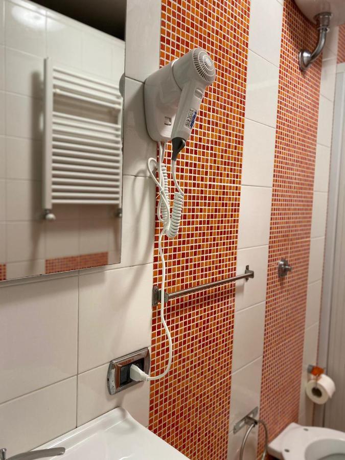 Falu Napoli Centro Camera Con Cucina E Bagno Privato Hotel Bagian luar foto