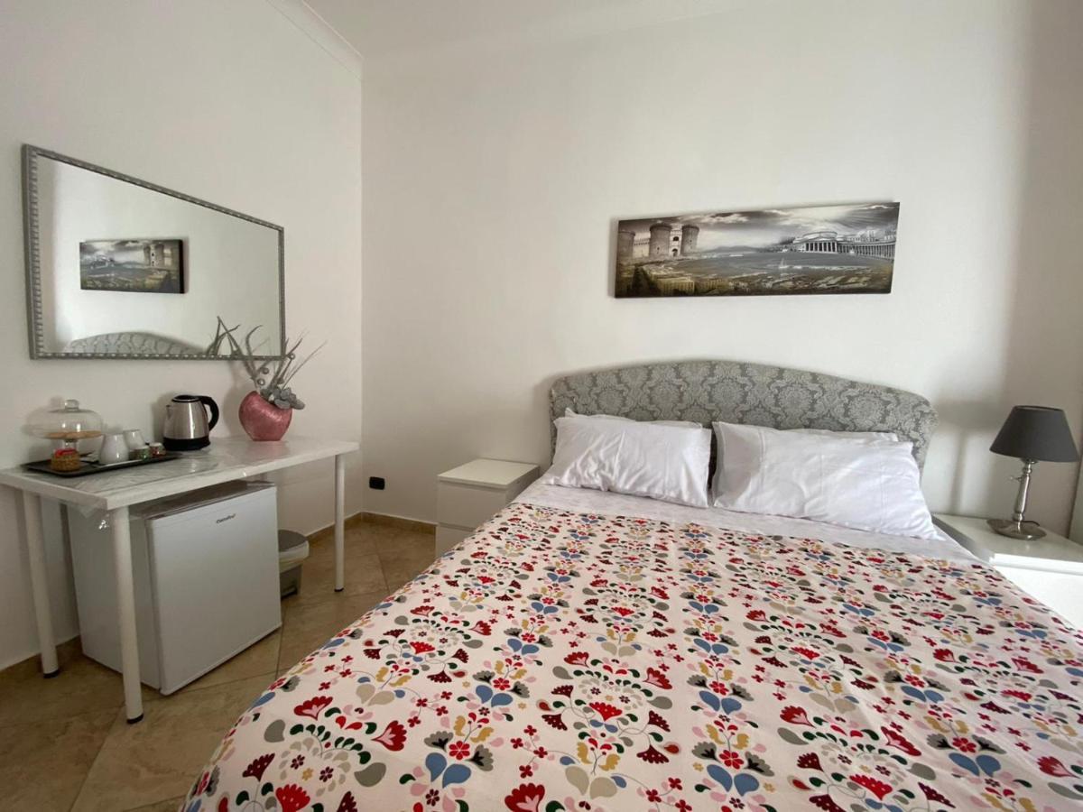 Falu Napoli Centro Camera Con Cucina E Bagno Privato Hotel Bagian luar foto