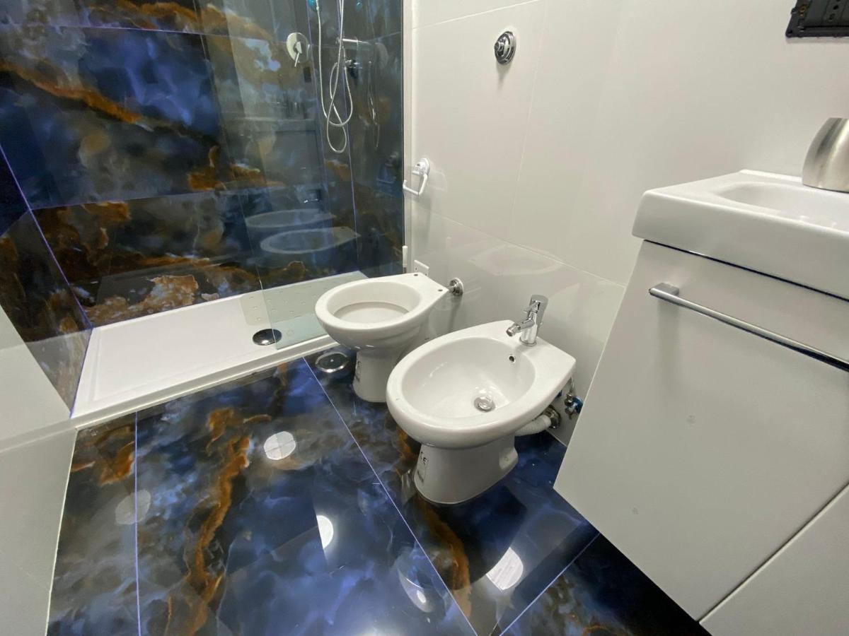 Falu Napoli Centro Camera Con Cucina E Bagno Privato Hotel Bagian luar foto